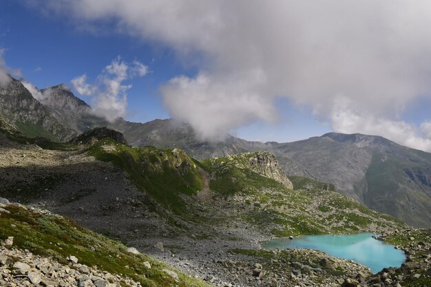 Der See Chiarettoalle hängt von Monvisocon ab und hat herrliches türkisfarbenes Wasser