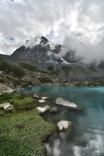 Der See Chiarettoalle hängt von Monvisocon ab und hat herrliches türkisfarbenes Wasser