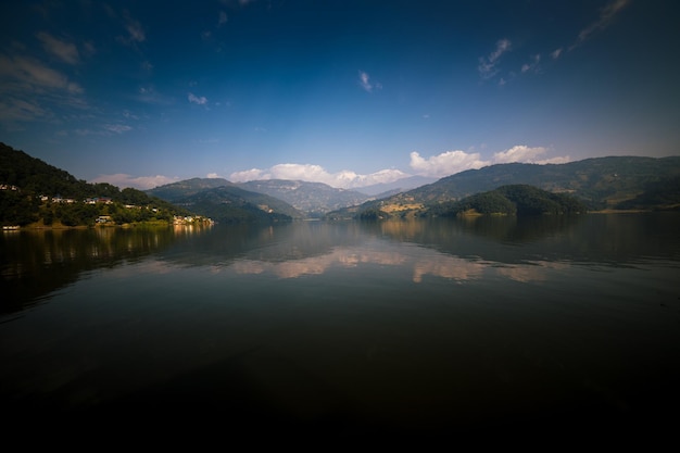 Der See in den Bergen ist ein wunderschöner Ort für einen Besuch.