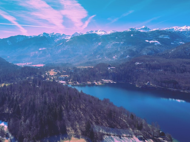 Der See von Bohinj im zeitigen Frühjahr bei Sonnenaufgang Slowenien Europa