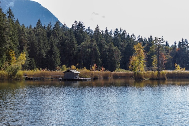 Der See von FiÃ¨ im Trentino. Ein Ort inmitten der Natur mit Wanderwegen für alle Altersgruppen.