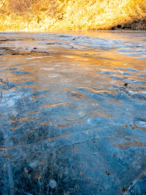 Der See wird in der Wintersaison am Kerid-Krater Island zu Eis