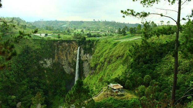 Foto der sipisopiso-wasserfall in nord-sumatera, indonesien