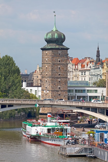 Der Sitkov-Wasserturm und die Jirasek-Brücke in Prag