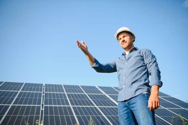 Der Solarpark Solarpanel mit Ingenieur überprüfen den Betrieb des Systems Alternative Energie zur Erhaltung der Energie der Welt Photovoltaik-Modul-Idee für saubere Energieerzeugung