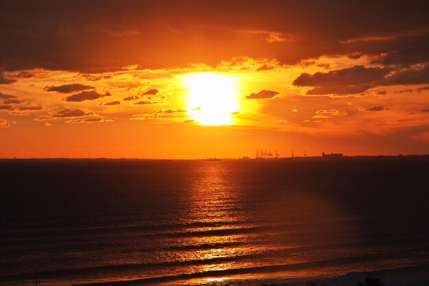 Der Sonnenuntergang am Mittelmeer Zypern