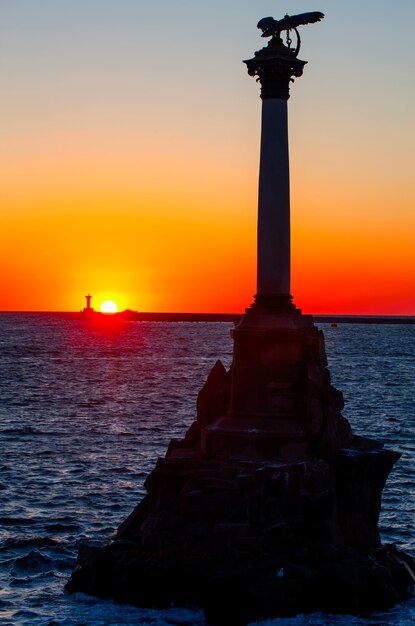 Der Sonnenuntergang am Ufer des Sewastopol.