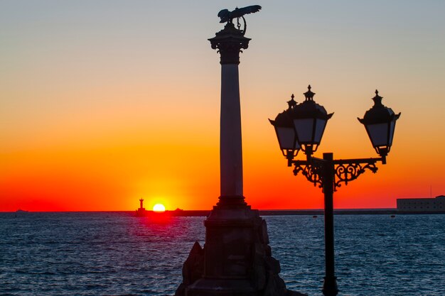 Der Sonnenuntergang am Ufer des Sewastopol.