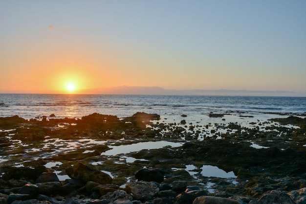 Der Sonnenuntergang im Meer