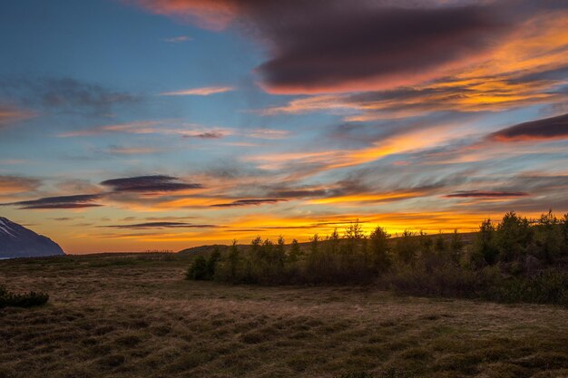 Der Sonnenuntergang spiegelt sich in den Wolken