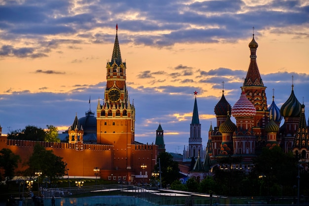 Der Spasskaja-Turm und die Basilius-Kathedrale sind abends beleuchtet