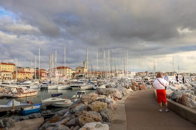 Foto der spaziergang meiner frau in einem kleinen yachthafen in piombino an der toskanischen küste