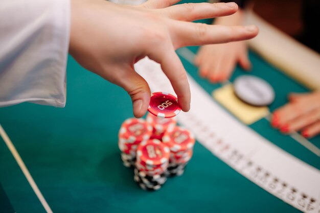 Der Spieler macht eine Wette auf das Casino. Foto in hoher Qualität