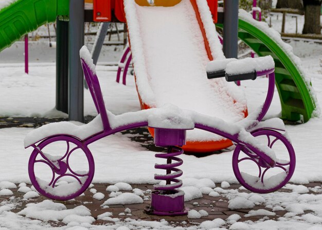 Der Spielplatz ist mit Schnee bedeckt. Kinderrutsche und Treppe Glückliche Kindheit