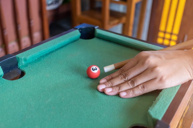 Der Spielsnooker, der zum Ball bereit ist, schoss auf der grünen Tabelle in der Stange