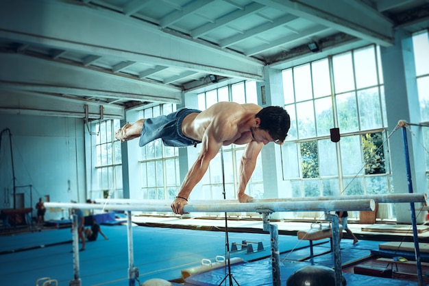 Der Sportler bei schwerer Übung, Sportgymnastik