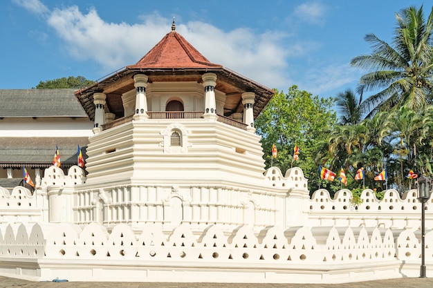 Foto der srilankische tempel der heiligen zahnreliquie ist ein buddhistischer tempel in kandy.