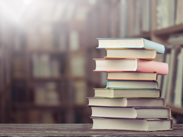 Der Stapel Studienbücher in der Bibliothek auf dem Tisch.