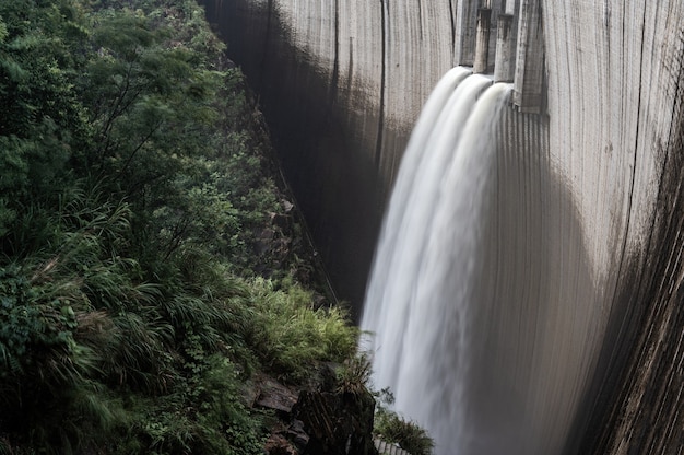 Der Stausee im tiefen Berg begann die Flut abzuleiten