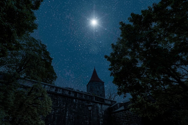 Der Stern scheint über die Weihnachtskrippe Jesu Christi