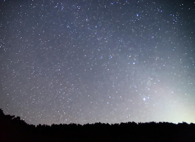 Der Sternenhimmel darüber scheint mit unzähligen Nadelstichen aus Licht endlos zu dauern