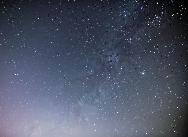 Der Sternenhimmel darüber scheint mit unzähligen Nadelstichen aus Licht endlos zu dauern