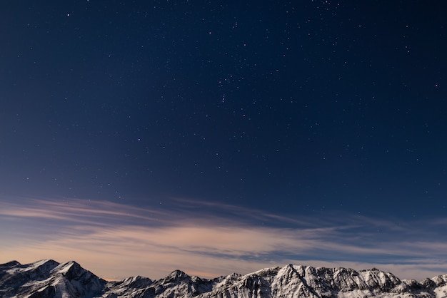 Der sternenhimmel über den alpen im winter