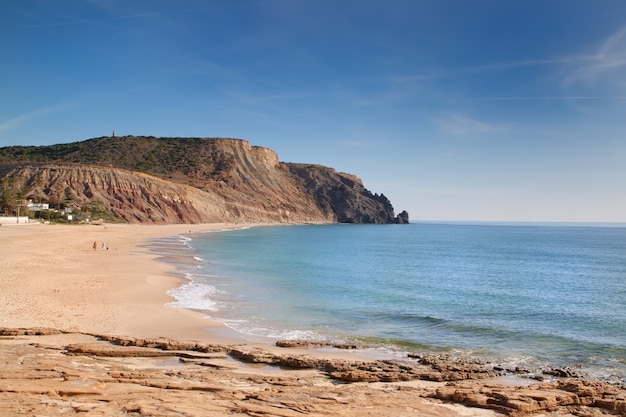 Der Strand an der felsigen Küste Portugals.