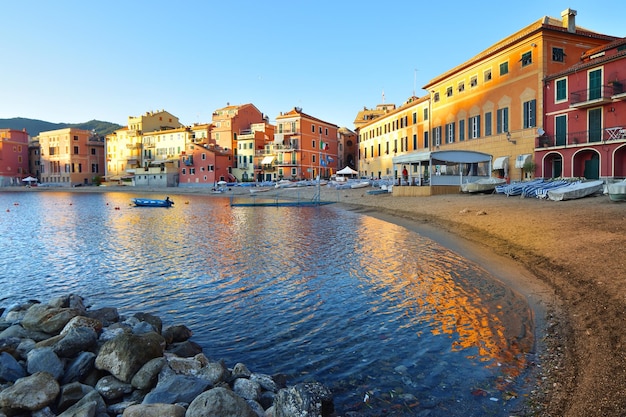 Der Strand Baia del Silenzio verwandelt sich in eine Postkarte mit unglaublichen Lichtern und Reflexionen