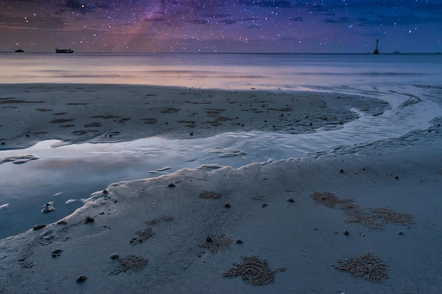 Der Strand bei Ebbe in der Nacht am Himmel gibt es viele schöne Sterne