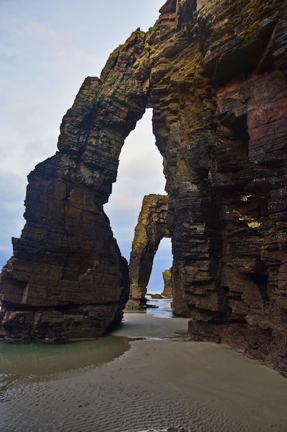 Der Strand der Kathedralen Auch als Holy Waters Beach oder As Catedrais bekannt, befindet sich dieses beeindruckende Naturdenkmal in Galizien im Nordwesten Spaniens