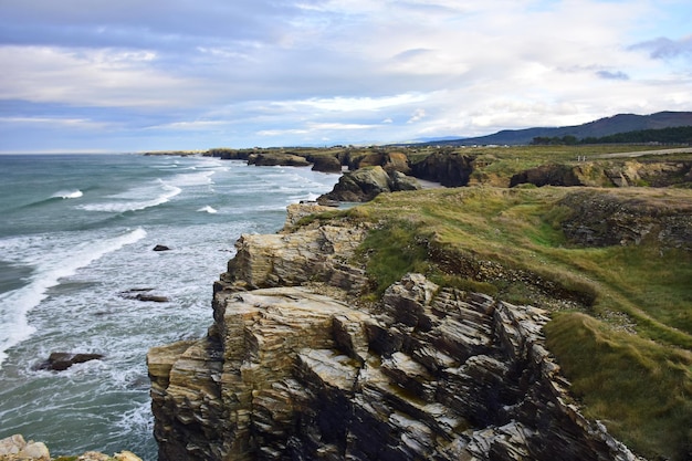 Der Strand der Kathedralen Auch als Holy Waters Beach oder As Catedrais bekannt, befindet sich dieses beeindruckende Naturdenkmal in Galizien im Nordwesten Spaniens