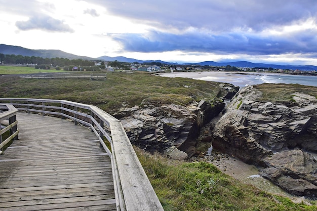 Der Strand der Kathedralen Auch als Holy Waters Beach oder As Catedrais bekannt, befindet sich dieses beeindruckende Naturdenkmal in Galizien im Nordwesten Spaniens