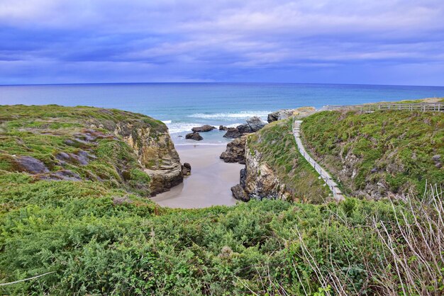 Der Strand der Kathedralen Auch als Holy Waters Beach oder As Catedrais bekannt, befindet sich dieses beeindruckende Naturdenkmal in Galizien im Nordwesten Spaniens