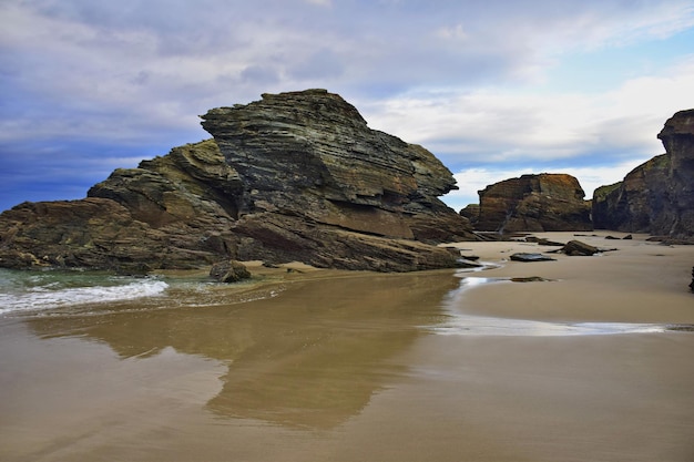 Der Strand der Kathedralen Auch als Holy Waters Beach oder As Catedrais bekannt, befindet sich dieses beeindruckende Naturdenkmal in Galizien im Nordwesten Spaniens