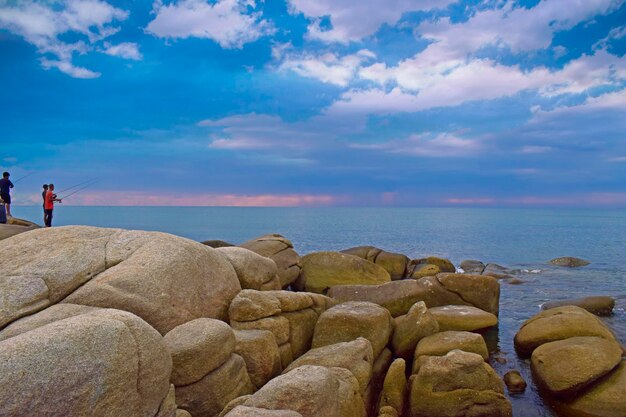 Der Strand hat Felsen und Meerwasser, wunderschöne Natur