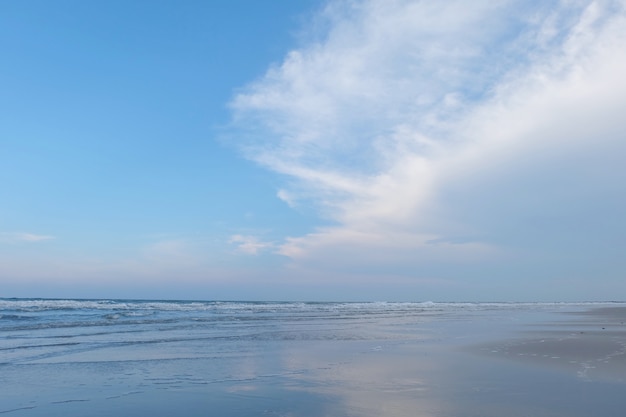 Foto der strand in morgen und himmel