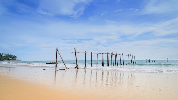 Der Strand in Thailand mit sonnigem Tag und blauem Himmel