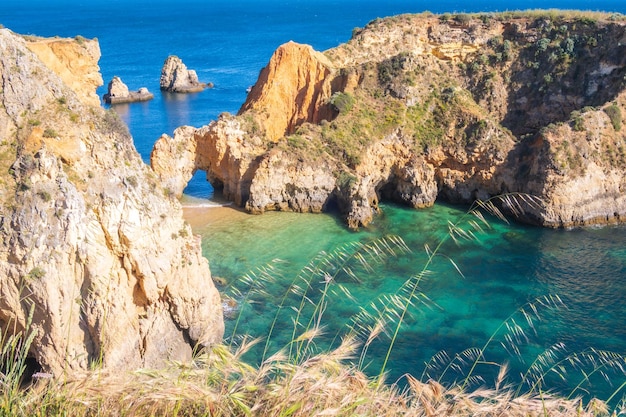 Der Strand Praia de Joao de Arens in der Gegend von Portimao in Portugal