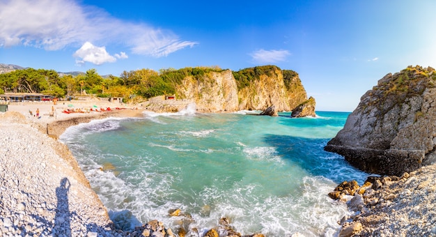 Der Strand und die Klippen auf der Insel St. Nikolaus in Budva Montenegro Paradise Beach auf einer Insel...