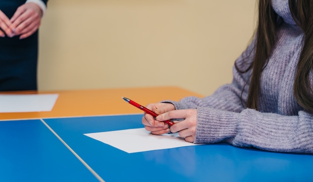 Der Student macht den Test oder die Prüfung in der Klasse