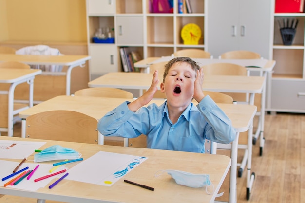 Foto der student schlief an seinem schreibtisch ein, müde vom wissen.