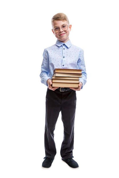 Der Student steht mit Büchern in seinen Händen Lächelnder Mann in Hose und blauem Hemd Bildung und Wissen Volle Höhe Isoliert auf weißem Hintergrund Vertikal