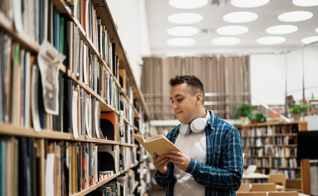 Der Student studiert Literatur in der Bibliothek des College Akademisches Jahr am Institut