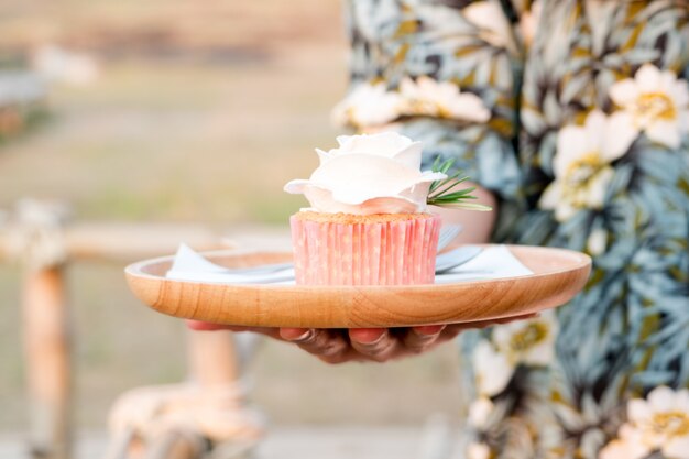 Der süße süße kleine Kuchen auf Frauenhand