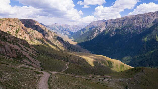 Foto der suv überwindet die bergroute durch die schlucht