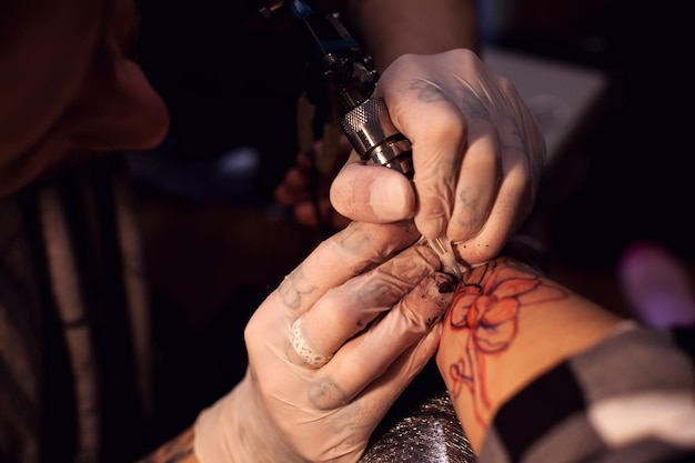 Der Tätowierer beendet sein professionelles Tattoo für den Kunden