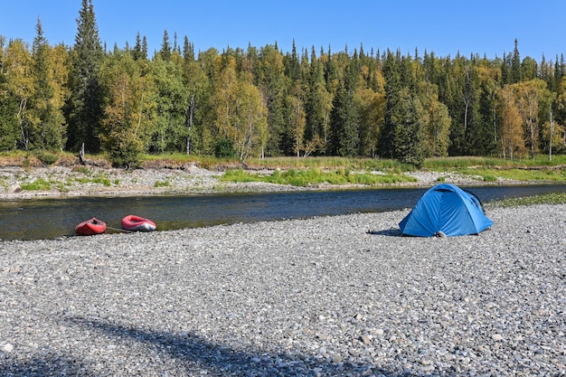 Der Taiga-Fluss des Polarurals