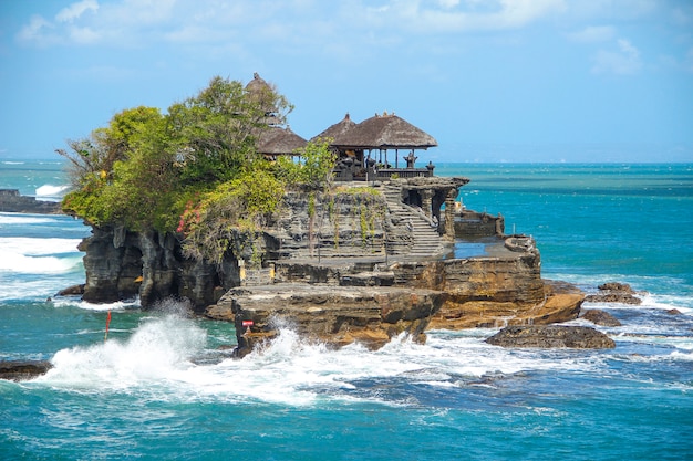 Foto der tanah lot tempel mit starken wellen. indonesien