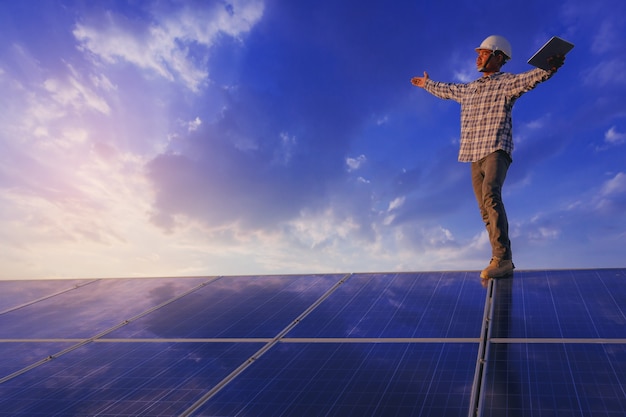 Foto der techniker für elektrische instrumente entspannt sich nach dem arbeitstag mit der wartung des elektrischen systems am solarpanelfeld